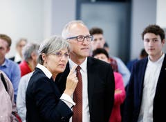 Regierungsrätin Silvia Thalmann und Ständerat Peter Hegglin verfolgen die Wahlresultate. (Bild: Stefan Kaiser, Zug, 20. Oktober 2019)