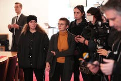 Juso-Präsidentin Mirjam Hostetmann (Mitte) mit Kolleginnen im Rathaus. (Bild: Roger Zbinden, Sarnen, 20. Oktober 2019)
