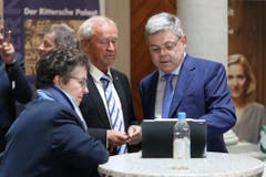Regierungsrat Paul Winiker und Franz Grüter analysieren die Zwischenresultate. (Bild: Philipp Schmidli, Luzern, 20. Oktober 2019)