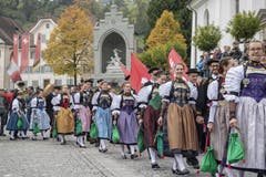 Die Stanser Älpler ziehen bei kühlem Herbstwetter in die Dorfkirche von Stans ein. (Bild: Urs Flüeler/Keystone, Stans, 20. Oktober 2019)
