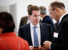 SVP-Nationalrat Thomas Aeschi diskutiert mit Landschreiber Tobias Moser (rechts). (Bild: Stefan Kaiser, Zug, 20. Oktober 2019)