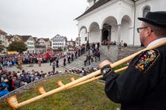 Beobachtet von hunderten Zuschauern zieht die Älpergesellschaft aus der Kirche aus. (Bild: Edi Ettlin, Stans, 20. Oktober 2019)