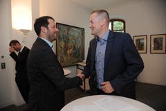 Der abgetretene Nationalrat Beat Arnold (rechts) gratuliert seinem Nachfolger Simon Stadler zu Wahl. (Bild: Urs Hanhart, Altdorf, 20. Oktober 2019)