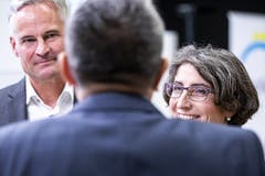 Ständeratskandidat Matthias Michel (FDP) und die neu gewählte Nationalrätin Manuela Weichelt-Picard (Alternative - die Grünen). (KEYSTONE/Alexandra Wey)