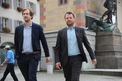 Der neue Nationalrat Simon Stadler (rechts) zusammen mit Flavio Gisler, Präsident der CVP Uri, beim Gang zum Rathaus. (Bild: Urs Hanhart, Altdorf, 20. Oktober 2019)
