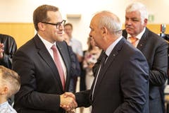 FDP-Ständeratskandidat Kaspar Michel (links) gratuliert Alex Kuprecht (SVP) zur Wiederwahl in den Ständerat. (Bild: Alexandra Wey/Keystone, Schwyz, 20. Oktober 2019)