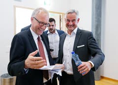 Ständerat Peter Hegglin und Ständeratskandidat Matthias Michel lachen für die Kamera. (Bild: Stefan Kaiser, Zug, 20. Oktober 2019)