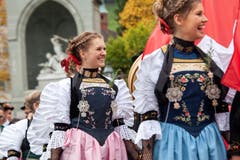 Nach dem Festgottesdienst ziehen die Älperbeamten und ihre Begleiterinnen über den Dorfplatz. (Bild: Edi Ettlin, Stans, 20. Oktober 2019)