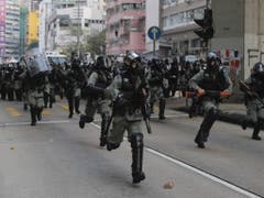 Trotz eines Polizeiverbots haben in Hongkong wieder Zehntausende Menschen gegen die Regierung protestiert. Während Demonstranten in einem langen Marsch friedlich durch den Stadtteil Kowloon zogen, gingen radikale Aktivisten auf einen Zerstörungszug durch die Stadt. (Bild: Keystone/AP/KIN CHEUNG)