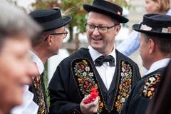 Am Wahltag mischt sich Nationalrat Peter Keller an der Stanser Älperchilbi under das Volk. (Bild: Edi Ettlin, Stans, 20. Oktober 2019)