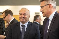 Alex Kuprecht (SVP) grinst mit gutem Grund: Er eroberte sich am Sonntag als Einziger einen definitiven Sitz im Ständerat. (Bild: Alexandra Wey/Keystone, Schwyz, 20. Oktober 2019)