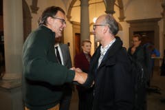 Peter Schilliger gratuliert Michael Töngi. (Bild: Philipp Schmidli, Luzern, 20. Oktober 2019)