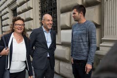 Vor dem Regierungsgebäude: Michèle Graber mit Roland Fischer, beide GLP.(Bild: Eveline Beerkircher, Luzern, 20. Oktober 2019)