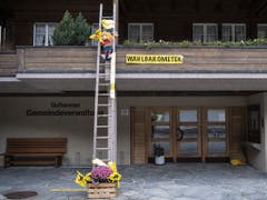 Der Föhnsturm hat das Wahlbarometer vor der Gemeindeverwaltung Guttannen zerzaust. (Bild: KEYSTONE/PETER SCHNEIDER)