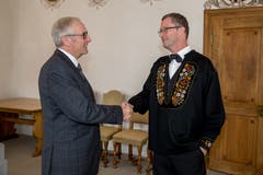 Alois Bissig (links) gratuliert Peter Keller zur Wiederwahl in den Nationalrat. (Bild: André A. Niederberger, Stans, 20. Oktober 2019)