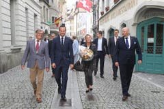 Damian Müller und Andrea Gmür (Mitte) begleitet von ihren Parteipräsidenten unterwegs ins Luzerner Regierungsgebäude. (Bild: Philipp Schmidli, Luzern, 20. Oktober 2019)
