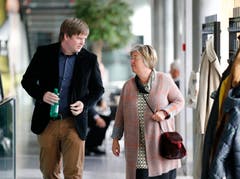 Anastas Odermatt (ALG) und CSP-Stadträtin Vroni Straub auf dem Weg ins Infozentrum. (Bild: Stefan Kaiser, Zug, 20. Oktober 2019)