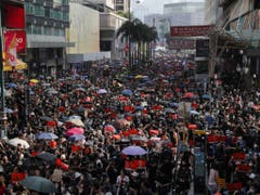 In Hongkong haben wieder Zehntausende Menschen gegen die Regierung protestiert. In einem angen Marsch zogen sie friedlich durch den Stadtteil Kowloon. (Bild: Keystone/AP/KIN CHEUNG)