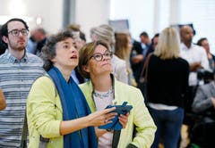 Ständeratskandidatin Tabea Zimmermann (ALG) und ALG-Vize-Präsidentin Esther Haas verfolgen gespannt die Resultate. (Bild: Stefan Kaiser, Zug, 20. Oktober 2019)