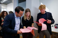 Der Baarer Gemeinderat Zari Dzaferi (links) und ALG-Kantonalpräsident Andreas Lustenberger studieren die Endergebnisse. (Bild: Stefan Kaiser, Zug, 20. Oktober 2019)