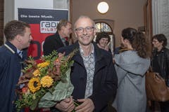 Michael Töngi (Grüne) freut sich über die Blumen und wohl – um einiges mehr – über seine Wiederwahl. (Bild: KEYSTONE/Urs Flüeler, Luzern, 20. Oktober 2019)