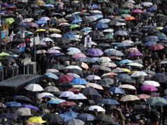 Trotz eines Polizeiverbots haben in Hongkong wieder Zehntausende Menschen gegen die Regierung protestiert. (Bild: Keystone/AP/MARK SCHIEFELBEIN)