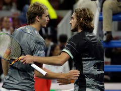 Alexander Zverev (links), der Gewinner der letzten ATP Finals, und Stefanos Tsitsipas, einer der Aufsteiger des Jahres 2018, sind am 500er-Turnier in der St. Jakobshalle die ersten Herausforderer von Roger Federer (Bild: KEYSTONE/AP/MARK SCHIEFELBEIN)