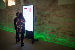 Anwesende im Pfalzkeller warten auf die Resultate. (Bild: Benjamin Manser)
