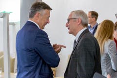 Austausch unter langjährigen Bekannten: Ständerat Hans Wicki (links) mit dem überparteilichen Nationalratskandidaten und früheren Regierungsratskollegen Alois Bissig. (Bild:André A. Niederberger, Stans 20. Oktober 2019)