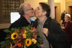Michael Töngi (Grüne) mit seinem Partner. (Bild: Philipp Schmidli, Luzern, 20. Oktober 2019)