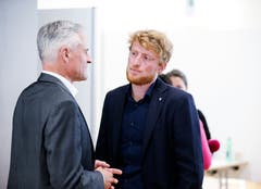Ständeratskandidat Matthias Michel im Gespräch mit ALG-Kantonalpräsident und Nationalratkandidat Andreas Lustenberger. (Bild: Stefan Kaiser, Zug, 20. Oktober 2019)