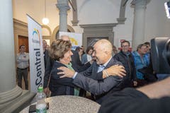 Ida Glanzmann-Hunkeler (CVP) und Roland Fischer (GLP) freuen sich über ihre Wieder- und Neuwahl in den Nationalrat. (Bild: KEYSTONE/Urs Flüeler, Luzern, 20. Oktober 2019)