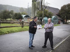 Ruedi Reber (rechts) diskutiert mit Gemeindepräsident Jürg Truog, nachdem er als letzter Wähler von Clavaleyres seine Stimme abgegeben hat. (Bild: KEYSTONE/ALESSANDRO DELLA VALLE)