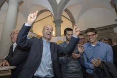 Der neu gewählte Luzerner Nationalrat Roland Fischer (GLP) jubelt. (KEYSTONE/Urs Flüeler)