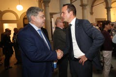 Felix Grüter (SVP) gratuliert Damian Müller (FDP) zur Wiederwahl in den Ständerat. (Bild: Philipp Schmidli, Luzern, 20. Oktober 2019)