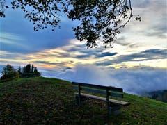 Herrliche Morgenstimmung mit einem Nebel-, Wolken- und Sonnenspektakel. (Bild: Urs Gutfleisch, Holderchäppeli, 20. Oktober 2019)