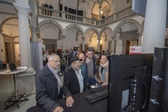 Das grosse Warten auf die ersten Zwischenresultate. (Bild: Urs Flüeler/Keystone, Luzern, 20. Oktober 2019)