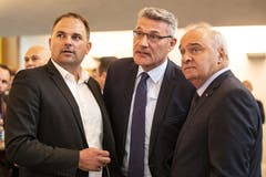 Von links nach rechts: Nationalrat Marcel Dettling (SVP), Nationalrat Pirmin Schwander (SVP) und Ständerat Alex Kuprecht (SVP) beobachten die Resultate im Wahlzentrum. (Bild: KEYSTONE/Alexandra Wey, Schwyz, 20. Oktober 2019)