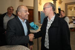 Roland Fischer (GLP) und Michael Töngi (Grüne) gratulieren sich gegenseitig zum Sitz im Nationalrat. (Bild: Philipp Schmidli, Luzern, 20. Oktober 2019)