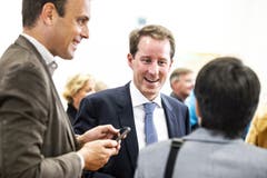 Der wiedergewählte Nationalrat Thomas Aeschi (SVP) im Wahlzentrum in Zug. (KEYSTONE/Alexandra Wey)