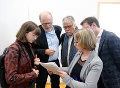 Die SP im Gespräch (von links): Isabel Liniger, Dolfi Müller, Urs Bertschi, Drin Alaj und Barbara Gysel. (Bild: Stefan Kaiser, Zug, 20. Oktober 2019)