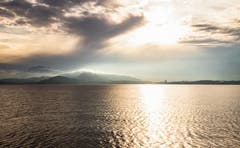 Die Sonne kämpft mit den Wolken über dem Zugersee. (Bild: Daniel Hegglin, Zug, 19. Oktober 2019)