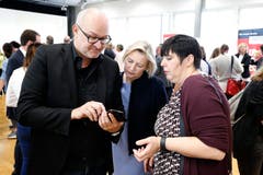 FDP-Kantonalpräsidentin Carina Brüngger (rechts) und Nationalratskandidatin Karen Umbach (FDP) analysieren die Resultate. (Bild: Stefan Kaiser, Zug, 20. Oktober 2019)