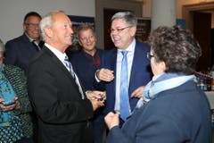 Die beiden SVP-Politiker Paul Winiker und Franz Grüter im Gespräch. (Bild: Philipp Schmidli, Luzern, 20. Oktober 2019)