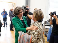 Stadträtin Vroni Straub gratuliert der neu gewählten Nationalrätin Manuela Weichelt-Picard (Alternative - die Grünen).(Bild: Stefan Kaiser, Zug, 20. Oktober 2019)