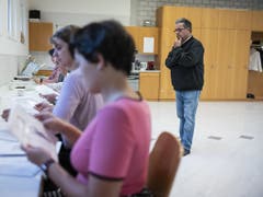 Jürg Truog beobachtet, wie die Wahlzettel aus Clavaleyres in Münchenwiler ausgezählt werden. (Bild: KEYSTONE/ALESSANDRO DELLA VALLE)