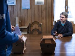 Gemeinderat Urs Zuberbühler überwacht die Stimmabgabe, am Wahltag in Guttannen. (KEYSTONE/Peter Schneider) (Bild: KEYSTONE/PETER SCHNEIDER)