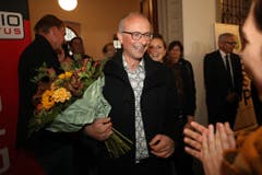 Der Grüne Nationalrat Michael Töngi wird im Regierungsgebäude begrüsst. (Bild: Philipp Schmidli, Luzern, 20. Oktober 2019)