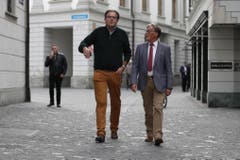 Der abgewählte FDP-Nationalrat Peter Schilliger (links) unterwegs ins Regierungsgebäude. (Bild: Philipp Schmidli, Luzern, 20. Oktober 2019)