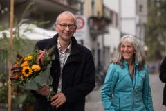 Die Freude über die Wiederwahl von Michael Töngi und das Resultat von Monique Frey ist gross. (Bild: PD)